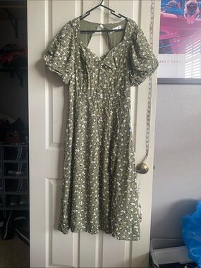 Astr Olive Green Floral Puff-Sleeve Dress